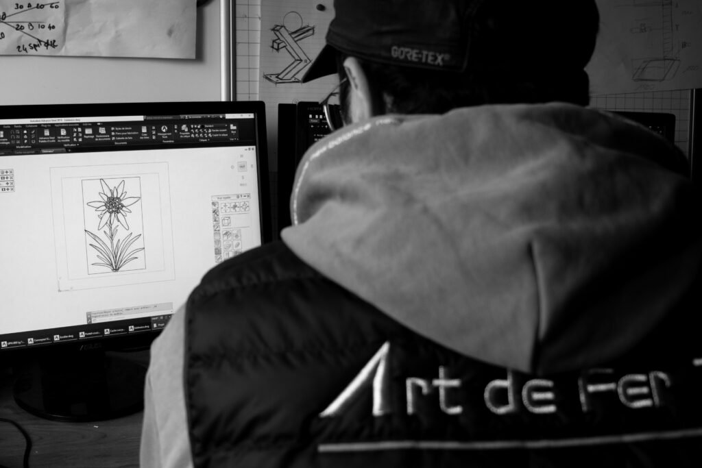Conception d’un projet 3D sur mesure par un artisan chaudronnier d’Art de Fer 74 à Annecy, vu de dos.